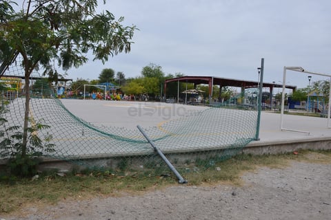 La cancha de futbol de la placita de la colonia Las Fuentes carece de una malla en buen estado. Esto provoca que al momento de los encuentros deportivos el balón llegue hasta la carretera.