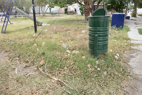 La hierba seca crecida y la basura son los principales problemas que se aprecian en las áreas verdes de las colonias.