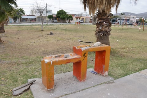 Así es como lucen los bebederos de agua de la plaza de la colonia Prados del Oriente. Están completamente fuera de función, con grafiti y hasta piedras en los ductos donde sale la tubería.