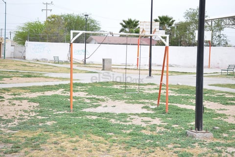 Columpios rotos, otros fuera de función y con astillas de acero por el desgaste, lucen los juegos de la colonia Rincón La Merced.
