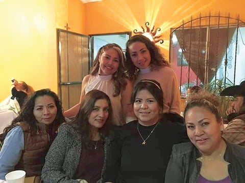 21032019 MUCHAS FELICIDADES.  Leticia Torres, Martha Calvillo, Perla Soto, Marisol Castro y Mirna Saucedo con Angélica Vega, quien celebró un aniversario más de vida.