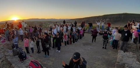 Fueron al centro ceremonial para el ritual que les promete energía positiva.