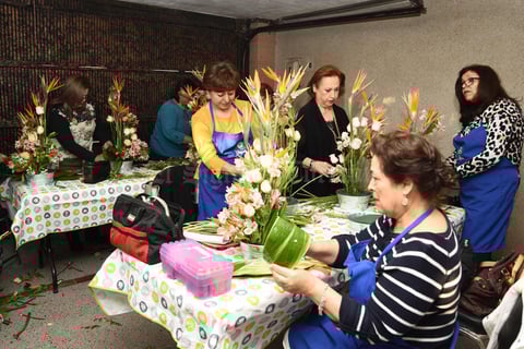 22032019 Las asistentes elaboraron originales arreglos florales.