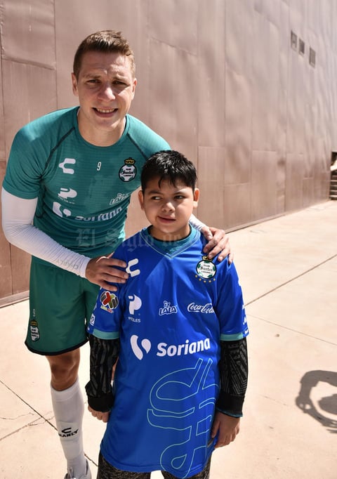 22032019 CUMPLE 10 AñOS.  Brandon Jared Castillo Salcido con Julio Furch, jugador de los Guerreros del Santos Laguna.
