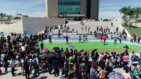Los participantes de la manifestación lanzaron consignas en contra del alcalde y del alza al transporte.