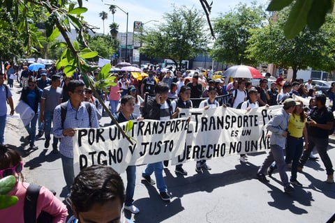 Con mantas y consignas, expresaron su desacuerdo con la medida.