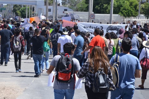 Participaron cientos de estudiantes y adultos.