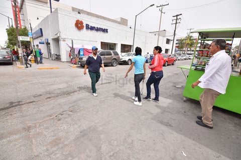 Sin líneas. En las esquinas del sector centro de Gómez Palacio, por donde pasan cientos de ciudadanos, no hay líneas peatonales.