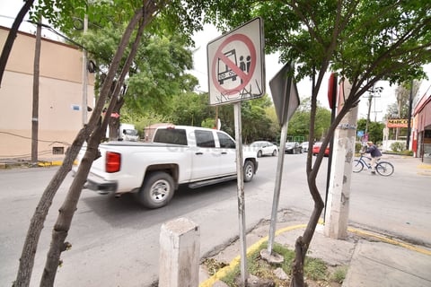 Saturados y escondidos. Algunas esquinas cuentan con hasta tres señaléticas, sin embargo tienen grafiti o están escondidas detrás de las ramas de los árboles, lo que impide una adecuada visibilidad para conductores o peatones. Otras señales tienen una fijación endeble y están a punto de caer.
