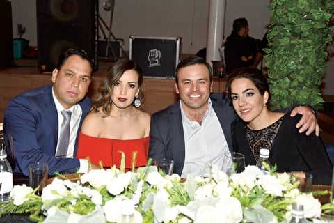 23032019 DISFRUTAN AMENA VELADA.  Joss, March, Mario y Anita.