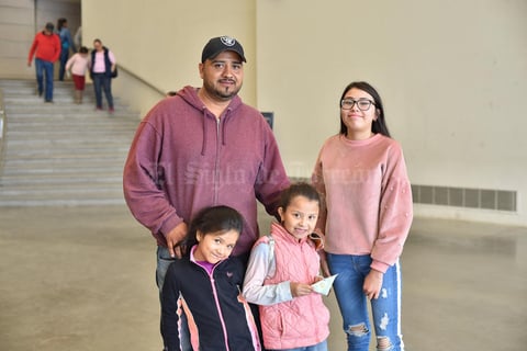 23032019 EN FAMILIA.  Omar, Paola, Valentina y Aixa.