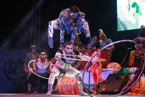 Cerca de 20 artistas de dicha producción tomaron el enorme escenario instalado al aire libre para presentar la historia de una tribu africana que busca un nuevo hogar y a su vez proteger a toda costa su medio ambiente, teniendo como aliados a diferentes animales quienes les enseñarán a encontrar el equilibrio con la naturaleza.