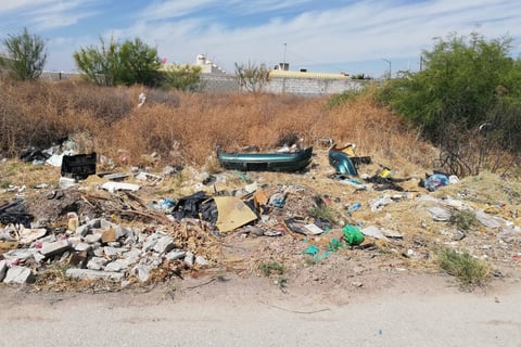 'Deshuesadero'. Hasta partes automotrices se pueden encontrar en las laterales de esta vialidad, donde no hay vigilancia de parte de ninguna autoridad.
