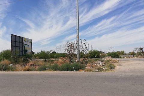 Piden rehabilitar área. En descuido total se encuentra esta vía que es utilizada por cientos de vehículos, sobre todo de día; los habitantes recomiendan crear un área parecida a la Línea Verde para rehabilitarla.