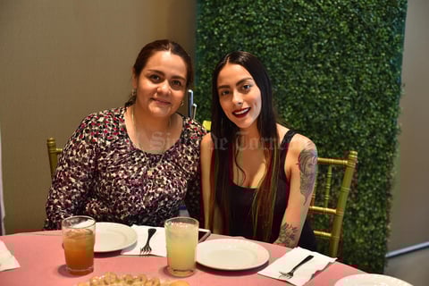 25032019 MUY CONTENTAS.  Pilar y Sara.