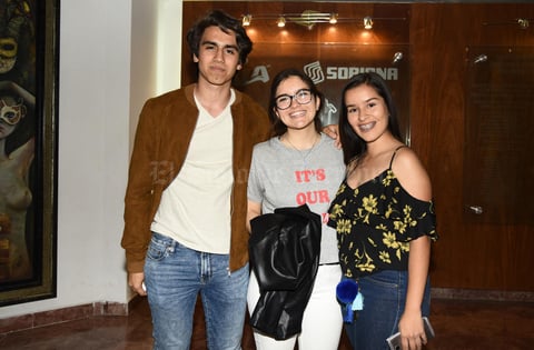 25032019 EN EL TEATRO.  Rodrigo, Nicole y Paulina.