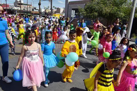 25032019 DESFILE DE PRIMAVERA.  Alumnos de la Escuela Alfonso Rodríguez, Turno Vespertino, participaron en el tradicional desfile de la primavera por la principales calles de Torreón. Acompañados de maestros y padres de familia, los pequeños le dieron vida y color a la Zona Centro de la ciudad. Esta actividad forma parte de su programa educativo y de recreación.