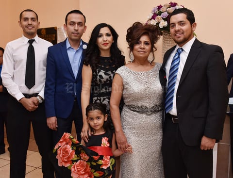 25032019 EN FAMILIA.  Rosa Velia Hernández Alvarado, reina de jubilados del IMSS, con sus hijos: Daniel, Laura Rocío y Ricardo Leal Hernández, su yerno, Juan Pablo Morelos Cisneros, y su nieta, Marisa Morelos Leal.