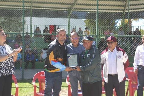 Salvador Contreras fue el pitcher con más triunfos además de ser el lanzador campeón y recibió su respectivo trofeo del torneo de los Lozoya.
