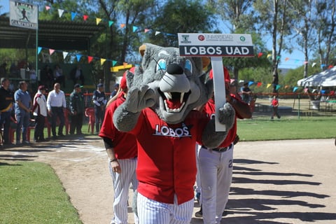 La escuadra de la Lobos UAD recibió su trofeo de campeón, en tanto que su jugador Jesús Omar Nájera recibió el galardón como campeón de jonrones.