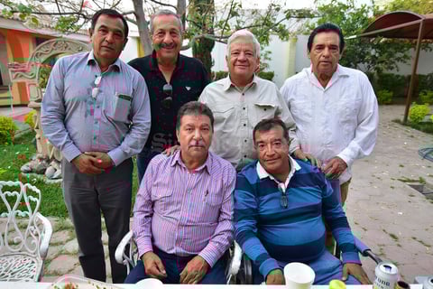 26032019 FESTEJA SU CUMPLEAñOS.  José Armando González con algunos de sus amigos.
