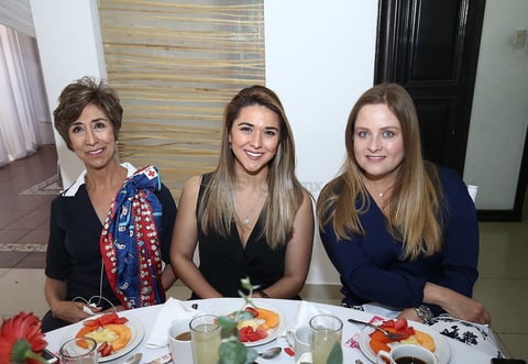 Paty de Pérez Gavilán, Paty Pérez y Yazeb Soto.