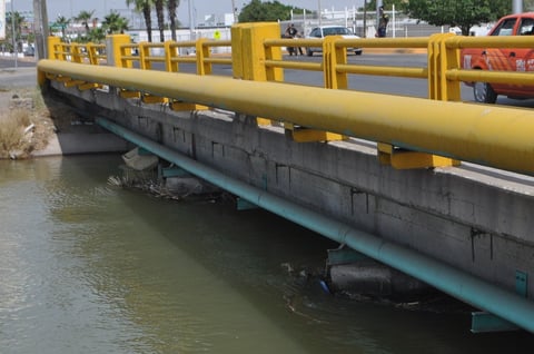 Dada la fuerte corriente que lleva el agua en los canales de riego, arrastra tanto basura como ramas y árboles, por lo que no se debe ingresar a nadar.