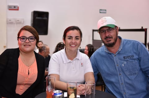 27032019 EN RECIENTE EVENTO.  Flor, Mily y Manuel.