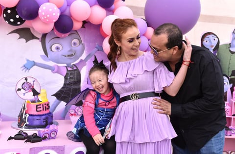 27032019 CUMPLE 4 AñOS.  Elisa con su mamá, Alejandra Urby Castro, y Fermín Cuéllar.
