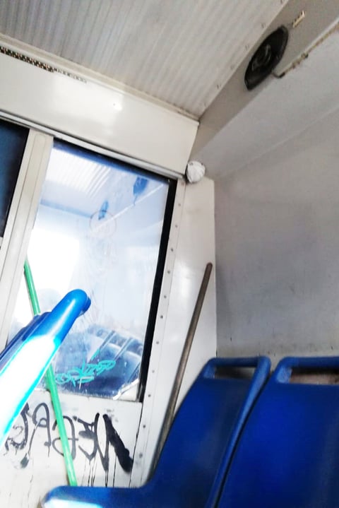 Cámara. Esta unidad Ruta Sur Panteones C623' tiene  su cámara de vigilancia en mal estado y tapada con papel y por supuesto, los grafitis.