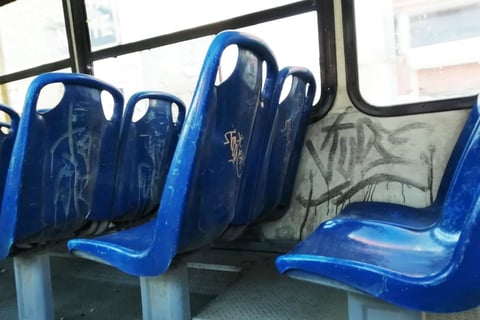 Vandalizados. La unidad Ruta Norte C 7042 luce con grafitis en gran parte de los últimos asientos, así como sus paredes, lo que le da un mal aspecto.