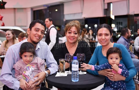 28032019 EN FAMILIA.  Eduardo, Dominik, Carmen, Fáatima y Gianna.