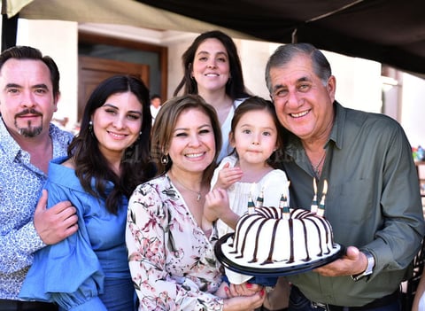 28032019 CELEBRA SU CUMPLEAñOS.  Rafael Díaz acompañado de su familia.