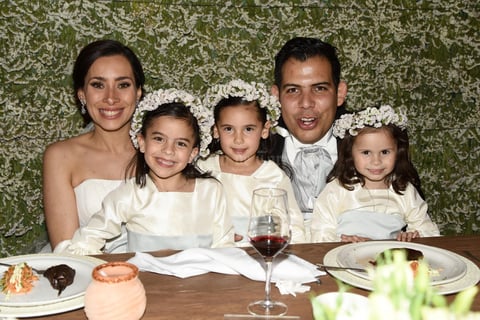 Daniela Barranco y Beto Fuente con Leonor, Camila y Frida