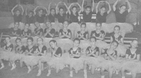 Grupo de Danza Clásica de la Escuela Emilio Carranza de Gómez Palacio en 1990.
