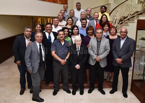 31032019 MERECIDO RECONOCIMIENTO.  Dr. Víctor Campos de la Peña con sus colegas.