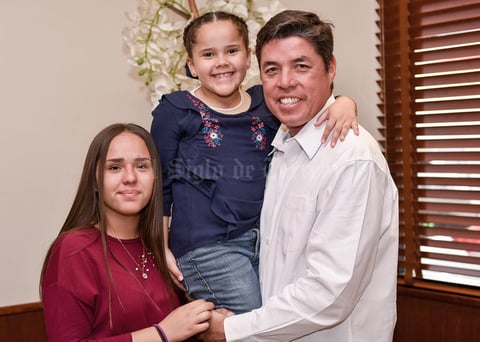 30032019 Víctor Hugo Prado con sus hijas Hugueth y Victoria.