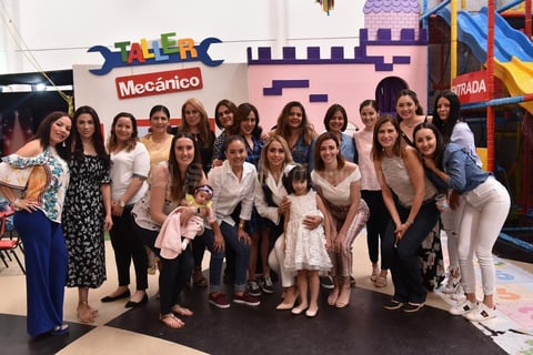 01042019 MUCHAS FELICIDADES.  Victoria cumplió seis años de vida, motivo por el cual su mamá, Cynthia, le organizó una divertida fiesta. En la imagen, la acompañan sus amistades.