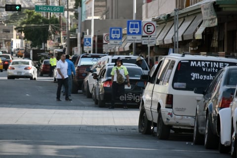Recargado. Agente recargado en automóvil en la calle Blanco esquina con Avenida Juárez.
