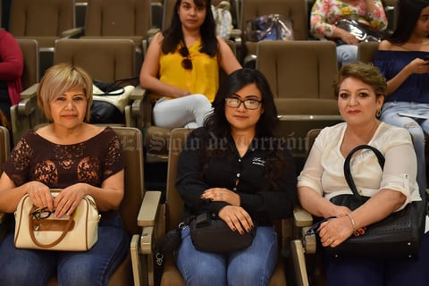 02042019 POSAN PARA LA FOTO.  Mary, Laura y Lucero.