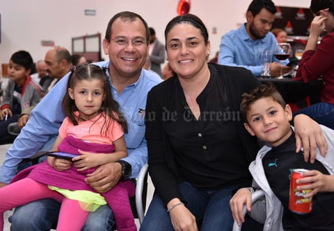 02042019 EN FAMILIA.  María Sofía, Max, Marisol y Max.