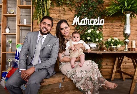 02042019 EN FAMILIA.  Marcelo con sus papás, Beto y Maribel, en su bautizo. Sus padrinos: Marisol, Felipe, Salvador y Seline.