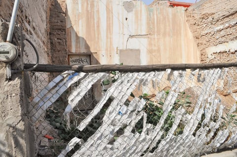 Esta finca tiene un frente muy angosto y cuenta con malla, sin embargo, algunas personas han arrojado basura en el interior, se localiza en las calles Mina y Arteaga y Salazar.