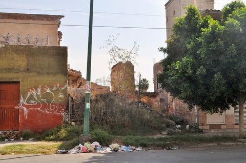 Esta antigua finca en las calles Allende y González Ortega cuenta con una malla pero ya ha cedido por el tiempo y la abundante maleza que se encuentra en el interior.