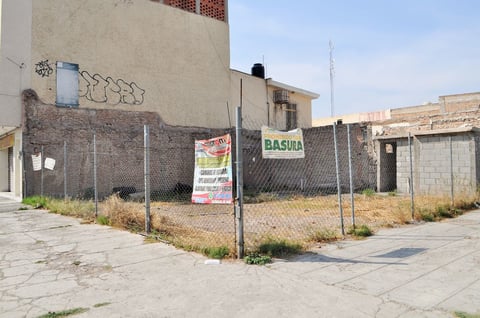 Se estima que son más de mil los lotes baldíos que han sido limpiados durante la campaña que mantiene el ayuntamiento desde el año pasado, aquí en Allende y Constitución.