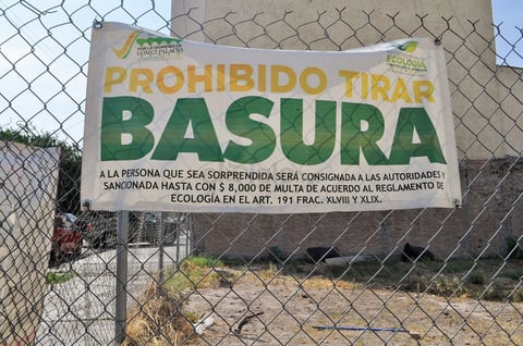 En algunos sitios se observan letreros colocados por la actual administración municipal, donde se advierte de una sanción económica para quienes tiren basura, pues se violenta el reglamento de Ecología en el artículo 191, según se establece.