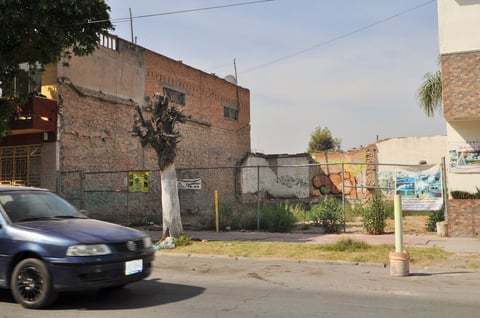 Sin importar lo pequeño que pueda ser el predio, la Ley municipal es clara en cuanto a que el dueño debe colocar una cerca para evitar el acceso al sitio, esto es en Victoria y González Ortega.