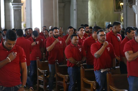 Los jugadores recibieron la bendición y al salir de Catedral los esperaba una banda que les cantó el 'Corrido de Durango' y los acompañó en un recorrido a pie por el "Corredor Constitución" hasta la Plaza Fundadores.