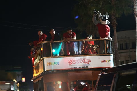 En un desfile que recorrió casi toda la Avenida 20 de Noviembre el equipo duranguese saludó a sus seguidores que en buena cantidad se dieron cita para hacer una larga valla.