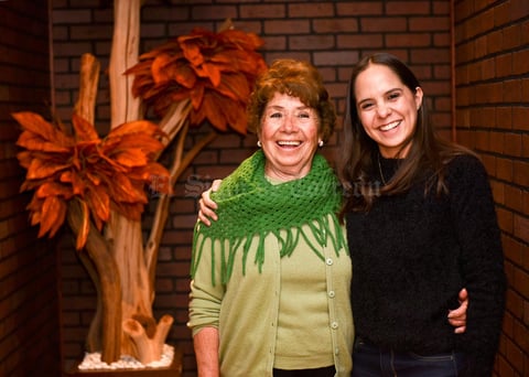 03042019 MUY CONTENTAS.  Yolanda y Marcela Prado.